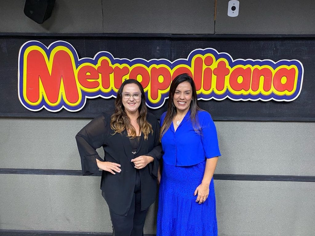 Cinthia França ao lado da entrevistadora no estúdio da rádio Metropolitana, onde a entrevista foi gravada