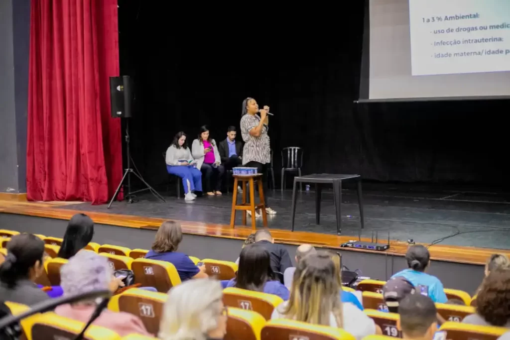 Palestra 'Autismo não tem cara' no Teatro Municipal de Poá