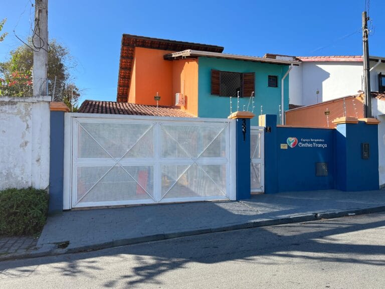 Unidade de terapias com fachada colorida em laranja e turquesa
